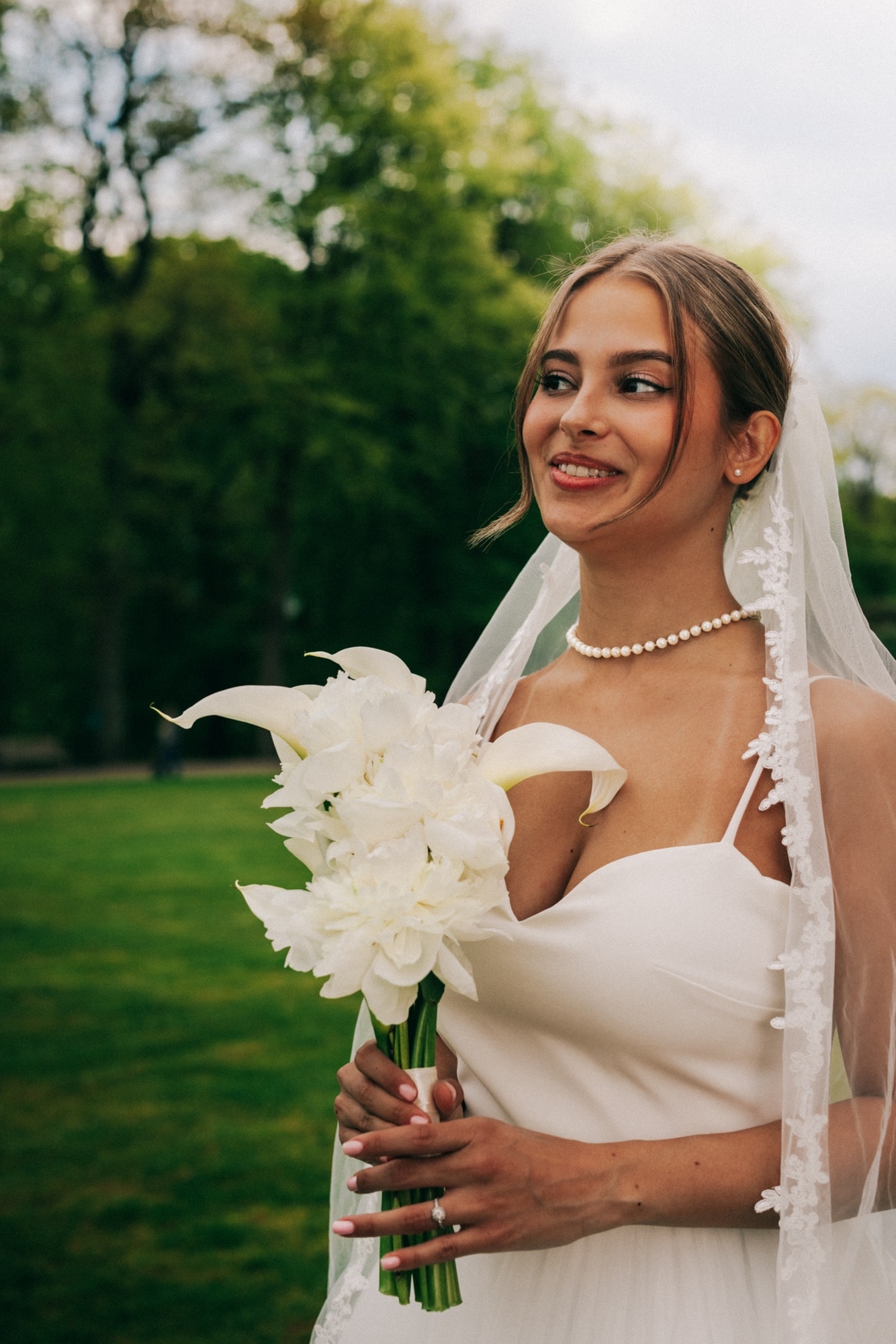 Brud med hvid brudebuket, bryllup på Sofiero Slot